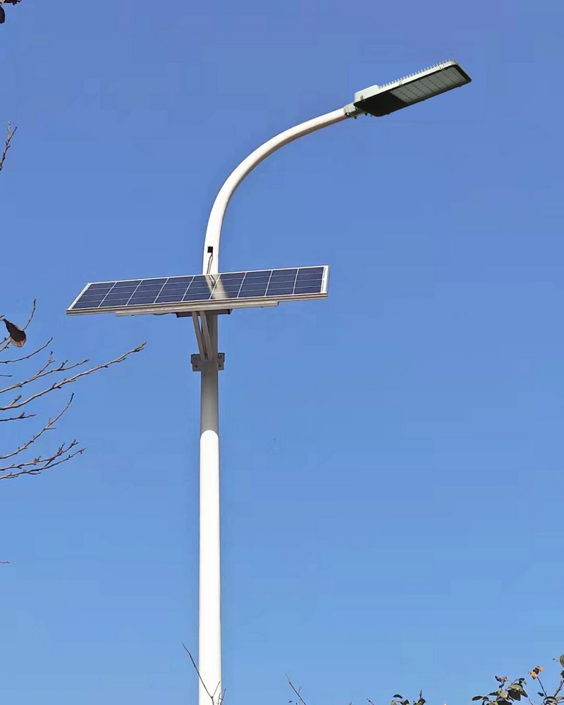 弯臂道路路灯加装太阳能板改造实拍
