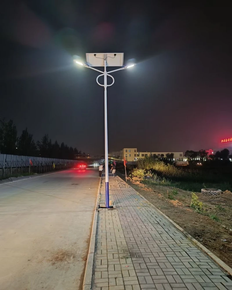 太阳能路灯夜间亮灯照明效果实拍