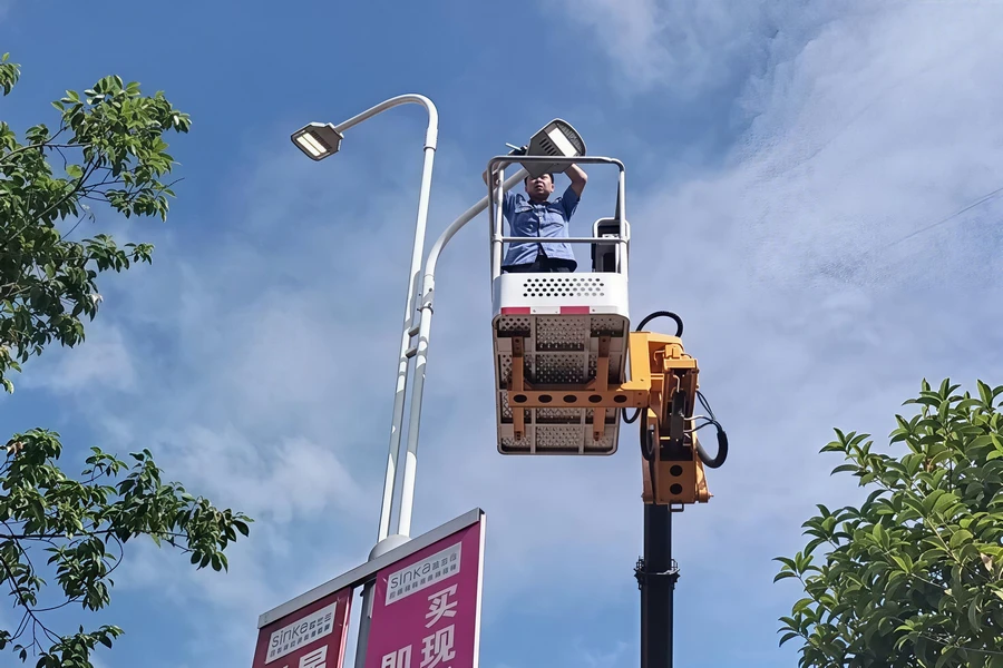 道路照明升级改造施工现场