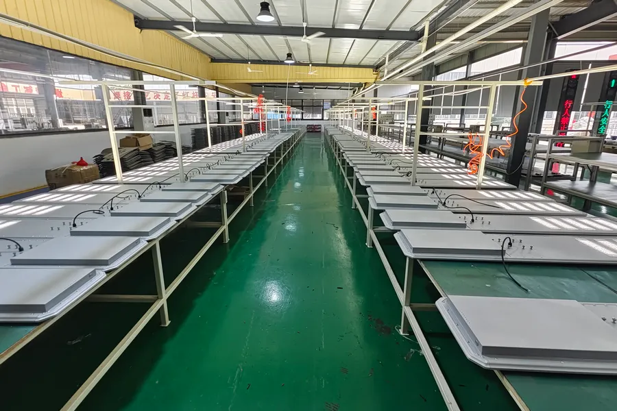 灯具组装车间内沿工作台整齐排列的灯具与接线