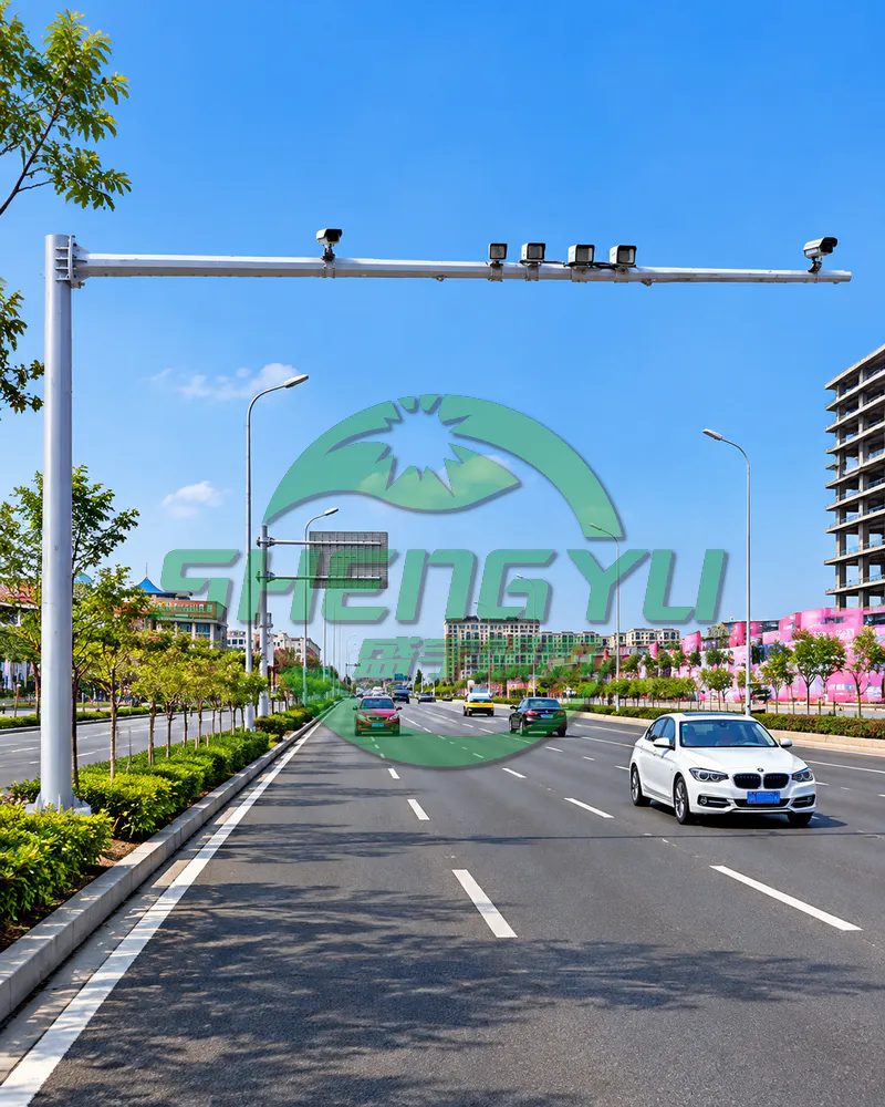 城市道路电子警察杆安装监控摄像设备，用于道路交通管理