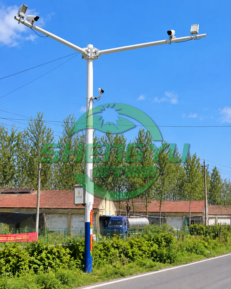双臂式电子警察杆安装于城市道路，用于交通监控设备安装