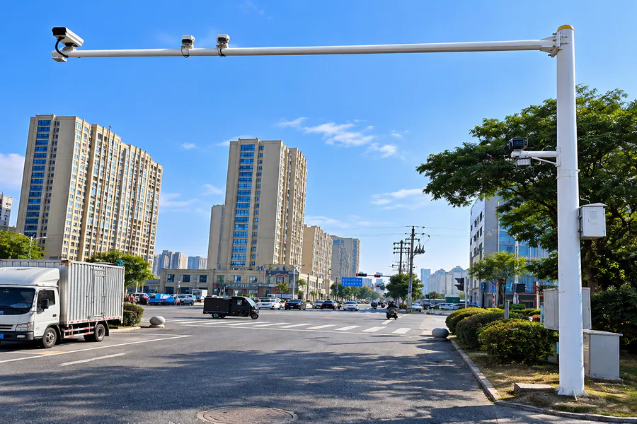 道路违停抓拍电子警察杆，安装摄像设备用于车辆违停检测