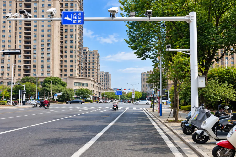 城市道路交通电子警察杆安装场景，配备摄像头用于道路车辆监测
