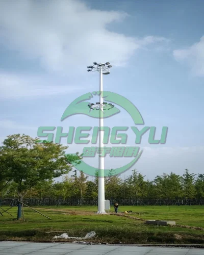 ALT： 双层组合灯盘LED高杆灯，上下分层投光照明结构