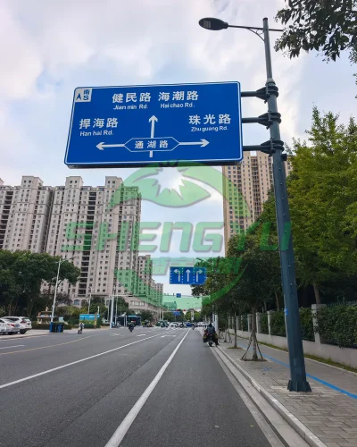 城市道路综合杆，路灯与大型道路指路标志牌组合安装