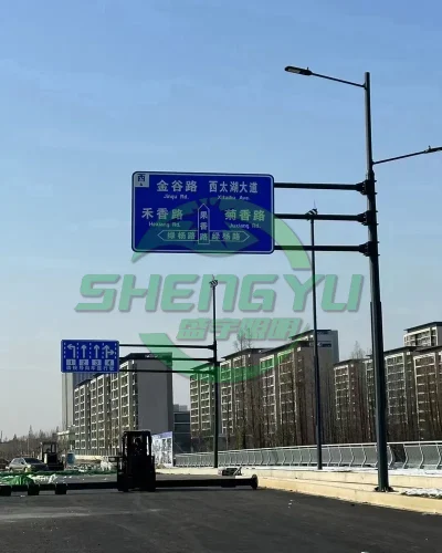 城市道路综合杆，单臂LED路灯与蓝色道路指路牌组合