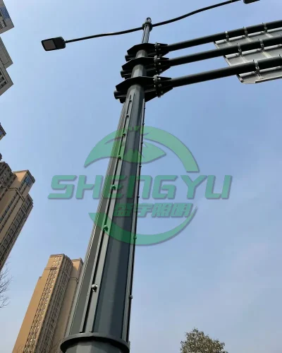 综合杆杆体结构特写，多横臂抱箍连接及安装节点