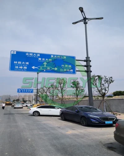 城市道路综合杆，三向LED灯具与道路指路标志牌组合