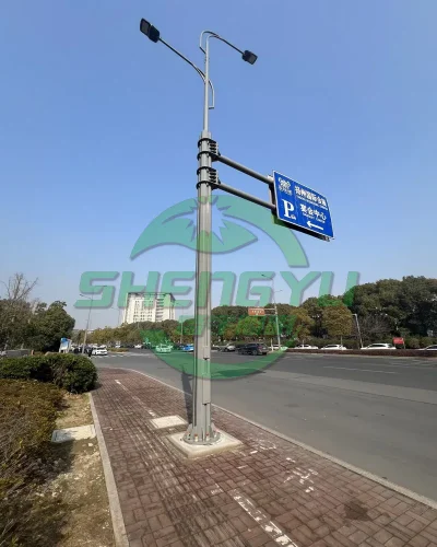 城市道路综合杆，双臂路灯与停车场指示牌组合