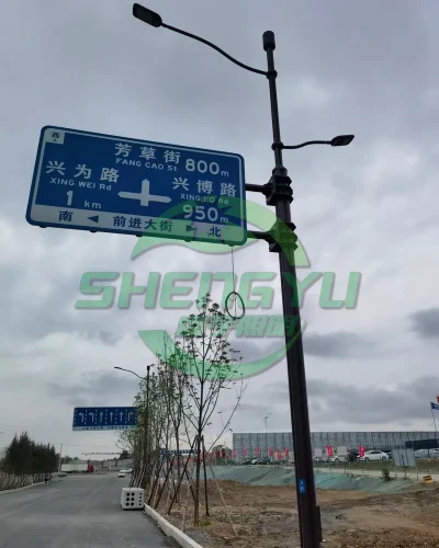 城市道路综合杆，双向路灯与道路方向指示牌组合