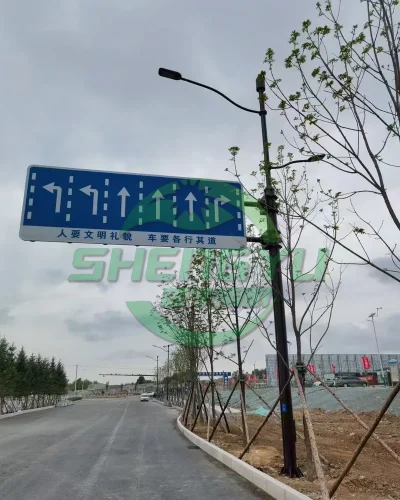 城市道路综合杆，双臂LED路灯与车道导向标志牌