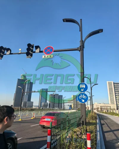 城市道路综合杆，双向弧形LED路灯与交通信号灯
