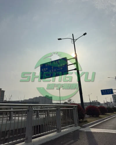 城市道路综合杆，双臂路灯与大型道路指路标志牌