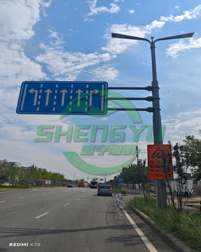 城市道路综合杆，双臂LED路灯与车道方向指示牌