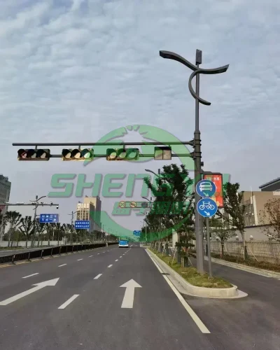 城市交通路口综合杆，造型LED路灯与横臂交通信号灯