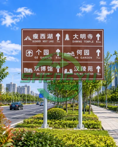 城市绿化带内的双立柱旅游景点导向标志杆