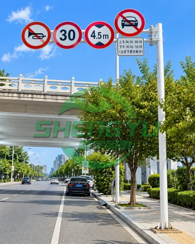 桥梁下穿道路入口旁的限高限速组合标志杆