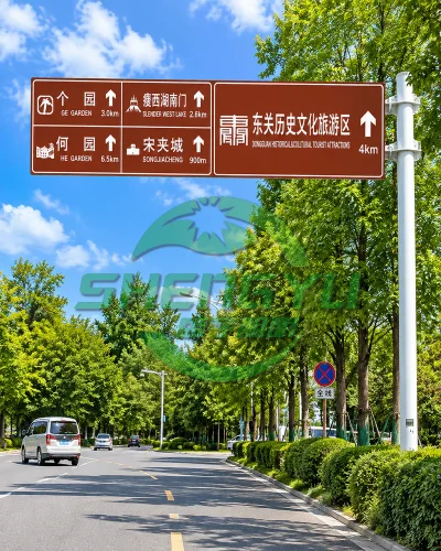 城市道路旁悬挂多块棕色旅游导向牌的悬臂标志杆